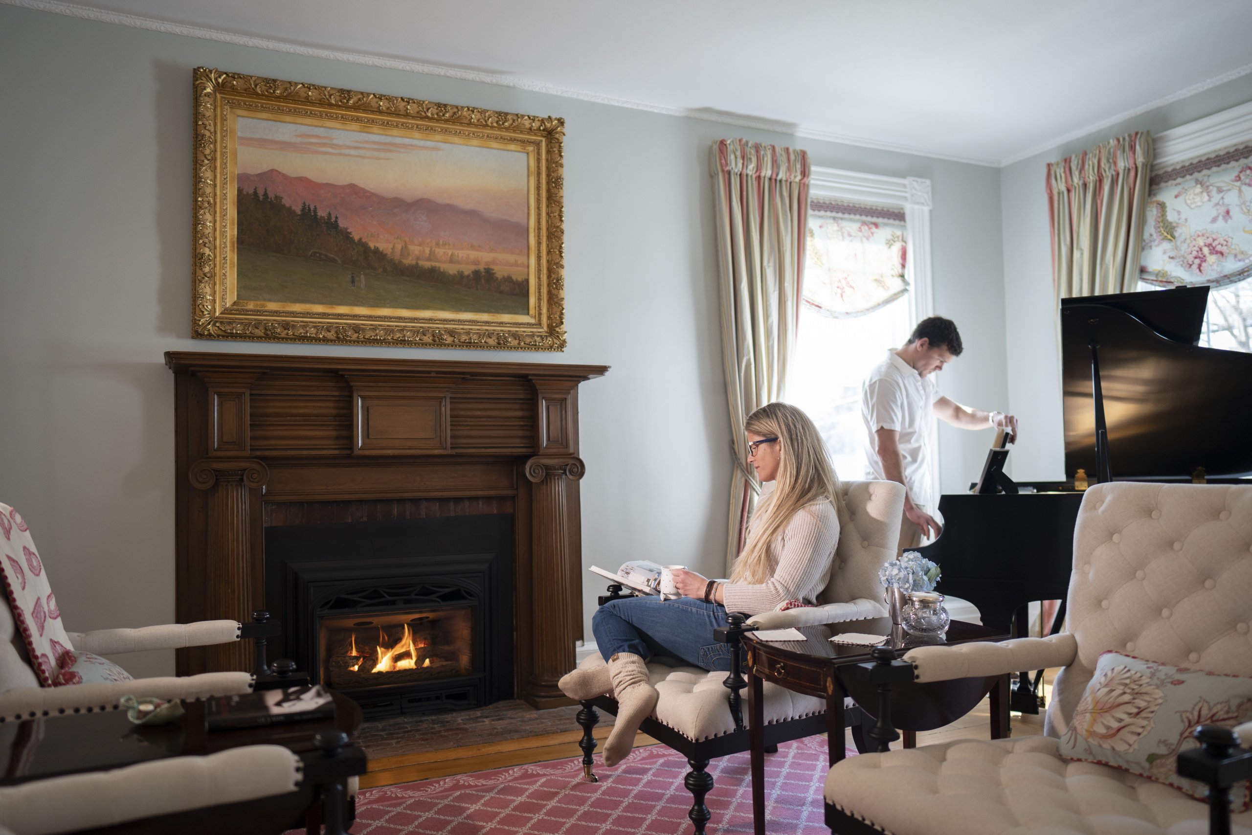 Hibercation-Places to Stay 34 State Lodging cozy living room